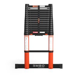 Een zwart met oranje RMBO® Professionele Telescopische ladder 4,8m is volledig ingeschoven te zien, rechtop staand met zichtbare veiligheidslabels en de merknaam gedrukt op de voet.