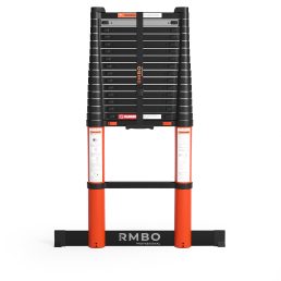Een zwart met oranje RMBO® Professionele Telescopische ladder 5,2m is opgevouwen, vastgezet met een riem en staat rechtop op een stabiele basis met het RMBO PROFESSIONAL logo in wit gedrukt.