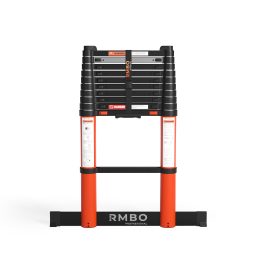 Een zwart-oranje RMBO® Professionele telescopische ladder van 3,2 m staat rechtop opgevouwen, met veiligheidswaarschuwingslabels op de poten en het RMBO PROFESSIONAL-logo aan de onderkant.
